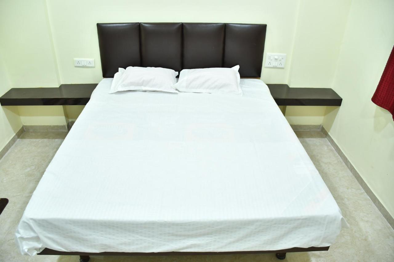 Hotel Kalika Residency Akalkot Eksteriør billede